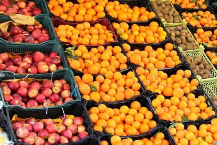 بروز بیماری کرونا در چین و افزایش صادرات سیب و پرتقال از ایران به کشورهای آسیای میانه و شرق آسیا باعث گرانی این دو قلم میوه در بازار مشهد شده است.