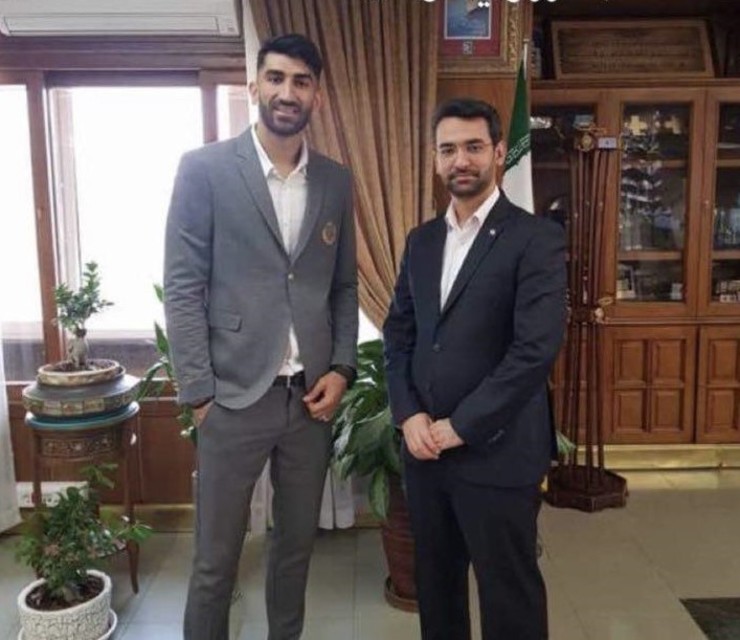 علیرضا بیرانوند در صفحه اینستاگرامش با منشن کردن وزیر ارتباطات، پیشنهاد داد تا ماهواره ظفر را او پرتاب کند.