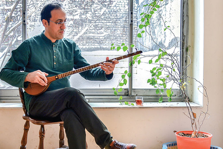 گفتگو با معلم آوازی که با خود عهد بسته است به علاقه‌مندان خوانندگی کمک کند و حالا در آموزشگاه‌های موسیقی مشهد تدریس تصنیف‌خوانی و ردیف‌های آوازی و ... را دنبال می‌کند.