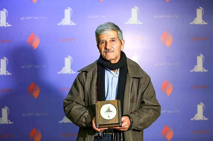 صمد طاهری دیر شناخته شد. شاید بشود گفت عموم علاقه‌مندان به داستان ایرانی در شصت‌ویک‌سالگی او نامش را شنیدند و با خواندن آثارش با جهان داستانی‌اش آشنا شدند هرچند مخاطبان خاص او را از سال‌ها پیش می‌شناختند.
