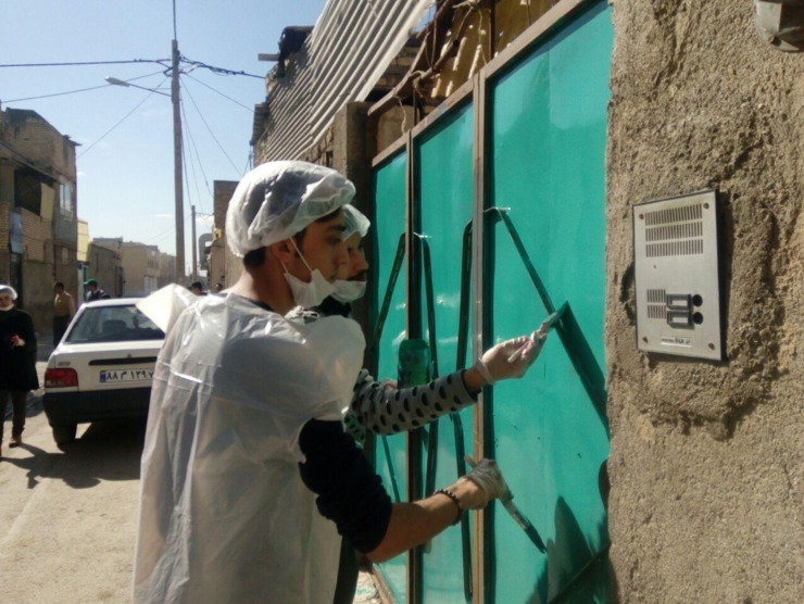 عده‌ای از جوانان مشهدی، امروز سطل‌های رنگ و ابزار نقاشی را برداشتند و راهی یکی از مناطق حاشیه‌ای شهر شدند تا دنیای ساکنان این مناطق را رنگ و لعاب تازه‌ای بزنند و کوچه‌های سیس آباد را برای استقبال از بهار آماده کنند.