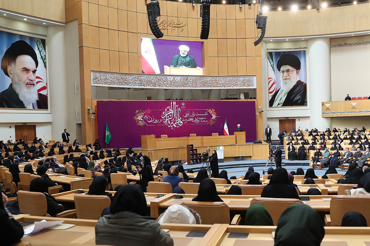 رییس جمهوری بیان کرد: آماری که الان در اختیار من است در نیمه اول ۹۸ تا پایان شهریور امسال ۲۶ درصد مدیران را خانم‌ها تشکیل می‌دهند نسبت به یکی دو سال قبل ۴ درصد اضافه شده است.