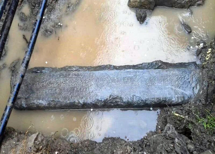 مدیر میراث فرهنگی، گردشگری و صنایع دستی چناران گفت: تاکنون ۴۰ قطعه سنگ قبر تاریخی در نقاط مختلف این شهرستان کشف و شناسایی شده که در اختیار این اداره است.