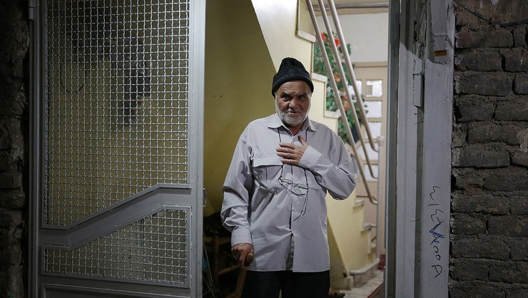 در پی شهادت جانباز ۷۰ درصد شیمیایی «برات‌الله زیرک» پیکر این جانباز سرافراز امروز بر روی دستان اقشار مختلف مردم، مسئولان و نیرو‌های نظامی و انتظامی در مشهد تشییع شد.