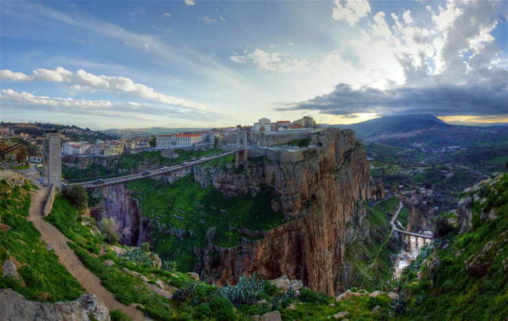 سازمان بین المللی گردشگری لونلی پلَنِت (سیاره تنها) از الجزایر به عنوان نخستین و ایران چهارمین مقصد گردشگری به ویژه از نوع ماجراجویانه با کوله پشتی در دهه ۲۰۲۰ جهان نام برد.