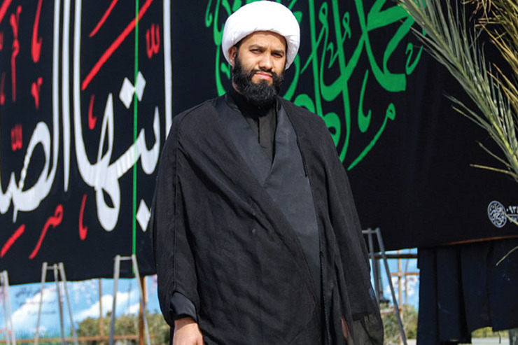 علیرضا خراشادی‌زاده متولد مشهد، امام جماعت ظهر مسجد چهارده معصوم است. شروع آشنایی‌مان با او از گزارش تولید عروسک بود. امام جماعتی که ظهر به ظهر به کارگاه عروسک مراجعه می‌کند تا کار‌های تولیدی آماده مونتاژ را با خودش ببرد.