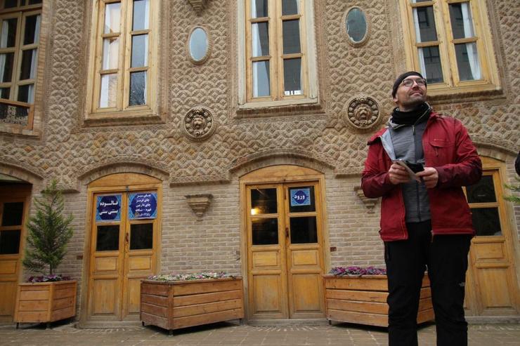 کریستین آدلر‌ گردشگر آلمانی ۳۷ ساله است که با هدف توسعه حس همکاری گروهی و همبستگی برای رسیدن به آینده بهتر اقدام به پیاده روی ۱۶۰۰۰ کیلومتری از آلمان تا ژاپن کرده است و روز گذشته میهمان معاونان شهرداری مشهد بود.