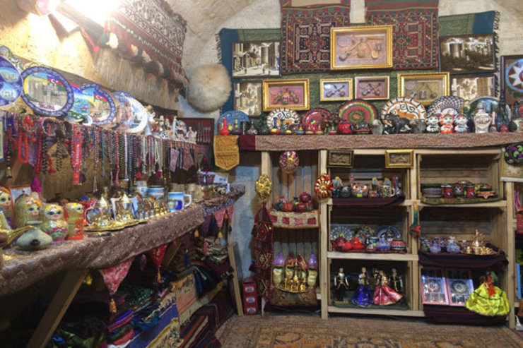 نخستین بازارچه مشاغل خانگی و صنایع دستی محله مهرآباد به همت دفتر توسعه این محله و با مشارکت شورای اجتماعی محلات و سازمان بهزیستی مشهد با احداث ۲۵ غرفه برپا شد