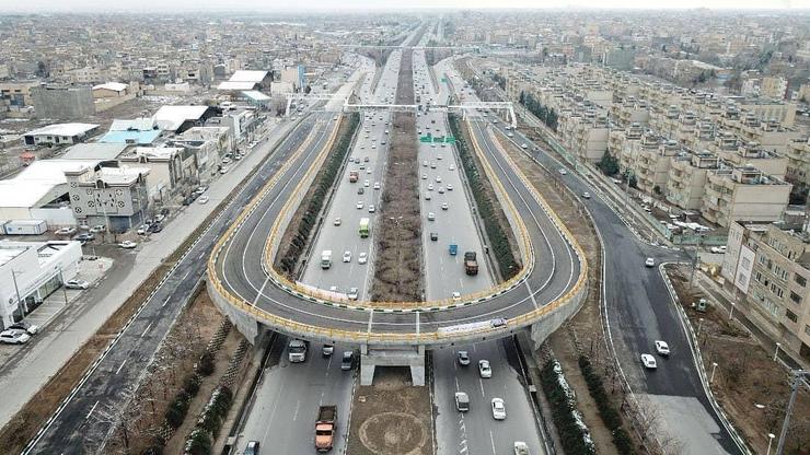 دوربرگردان غیرهمسطح ابوطالب به طول ۶۵۰ متر و با شیب رمپ ۴ درصد، عرشه پل به طول ۵۰ متر دارای دو دهانه ۲۵ متری و اولین پلی است که با استفاده از تیر‌های قوسی احداث شده است.