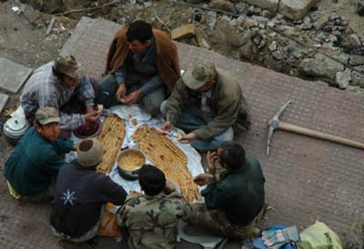 دبیرکل کانون عالی کارفرمایان درباره افزایش دستمزد سال آینده کارگران نوشت: برای افزایش دستمزد اصل بقای بنگاه است. دستمزد باید به اندازه‌ای افزایش یابد که باعث بیکاری کارگران نشود.
