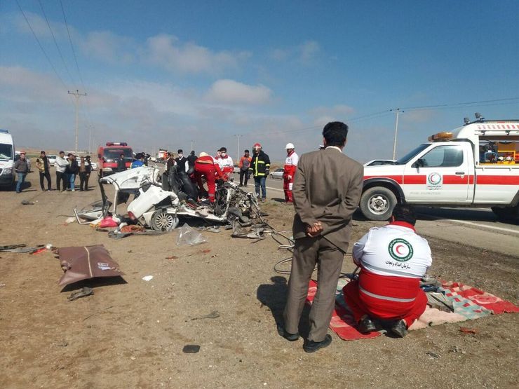 رییس جمعیت هلال احمر رشتخوار گفت: به علت برخورد یک دستگاه تریلی با یک دستگاه خودرو سواری پراید در جاده این شهرستان ۲ نفر از سرنشینان خودرو سواری در دم کشته شدند.