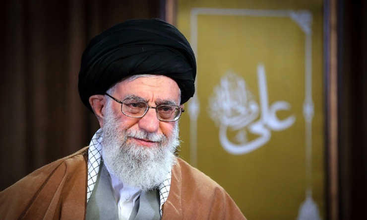 صفحه اینستاگرامی سایت رهبر معظم انقلاب اسلامی همزمان با روز پدر تصویری از رهبر فقید انقلاب اسلامی را منتشر کرد.