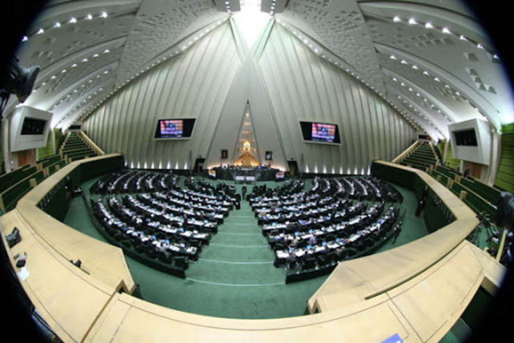 یک عضو کمیسیون بهداشت و درمان مجلس شورای اسلامی تاکید بر لزوم ممنوعیت تردد مردم در خیابان‌ها را به عنوان یکی از موضوعات مطرح شده در جلسه فوق‌العاده کمیسیون بهداشت با وزیر بهداشت عنوان کرد و گفت: در این جلسه پیشنهاد شد که مجوز‌های استخدامی برای پرستاران داده شود.