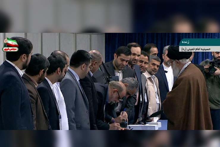 رهبر معظم انقلاب در نخستین دقایق آغاز رای گیری،آرای خود را در انتخابات مجلس شورای اسلامی و میان دوره‌‌ای مجلس خبرگان رهبری در حسینیه امام خمینی به صندوق انداختند.