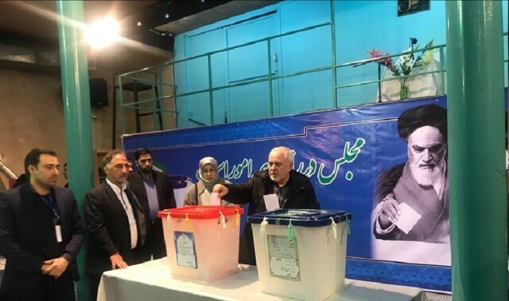 محمد جواد ظریف: مردم برخی گلایه‌هایی داشته باشند، اما کماکان سرنوشت خودشان را می‌خواهند خودشان تعیین کنند، نمی‌گذارند یک نفر در واشنگتن بنشیند و برای آن‌ها تصمیم بگیرد؛ آن هم یک نفری که دستش به خون یک بزرگی مثل سردار سلیمانی آغشته است.