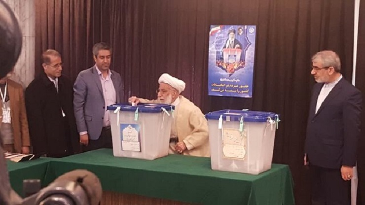 دبیر شورای نگهبان در واکنش به تحریمش از سوی آمریکا گفت: واقعا خریت ارثی نیست این آقا باید یک آرم خریت در پبشانیش بزند تا هر کس می‌آید ببیند که این خر است.