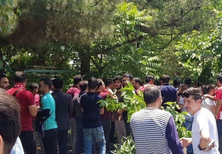 در پی استعفای محمدحسن انصاری فرد هواداران پرسپولیس مقابل ساختمان این باشگاه و وزارت ورزش تجمع کردند.