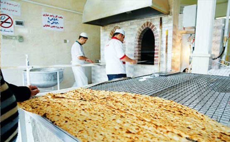 رئیس اتحادیه نانوایان سنتی با اعلام اینکه نان تا اوایل سال آینده گران نخواهد شد، از قیمت انواع نان ساده و کنجدی خبر داد.