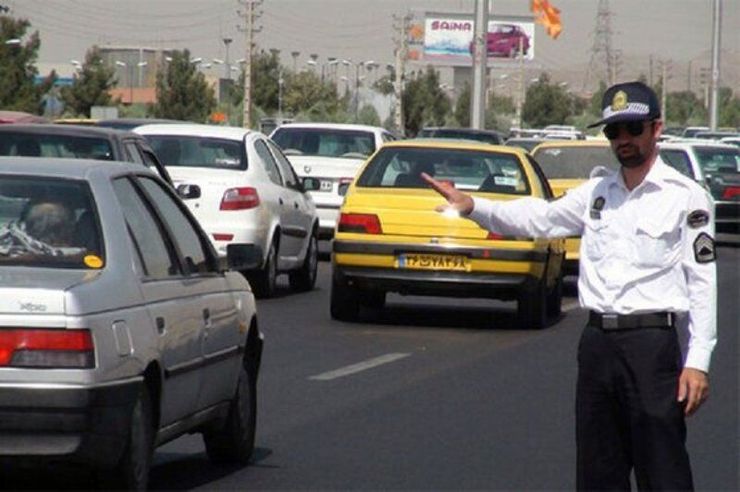 حجم ترافیک خودرویی امروز ۲۱ اسفند در مسیر ورودی به مشهد از سمت آزادراه شهید شوشتری واقع در جنوب شرقی این کلاشهر پرحجم است.