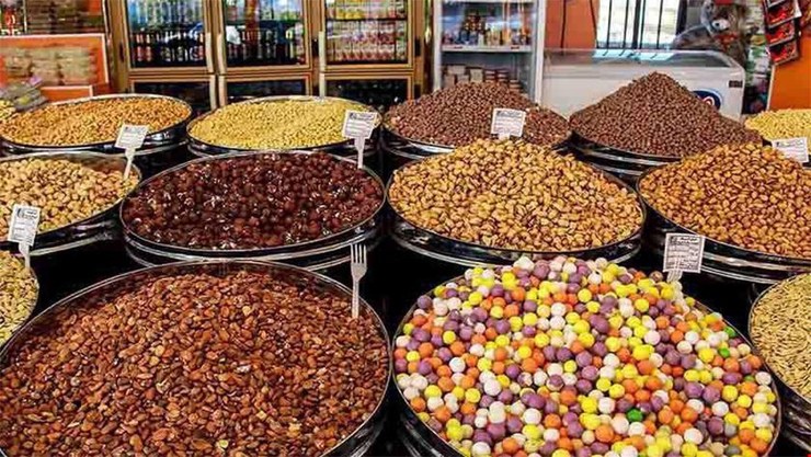 قرار نیست حتی یک درصد افزایش قیمت در آجیل و خشکبار تا شب عید داشته باشیم و حتی با کاهش قیمت و فروش‌های فوق‌العاده در کنار مردم هستیم.