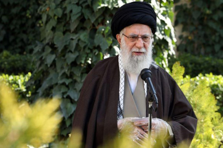 حضرت آیت‌الله خامنه‌ای با اشاره به شیوع کرونا در کشور فرمودند: خدا ما را موظف کرده است در قبال سلامت خود و دیگران احساس مسؤولیت کنیم، لذا هر چه به جلوگیری از شیوع این بیماری کمک کند، حسنه و هر چه به شیوع آن کمک کند، سیئه است.