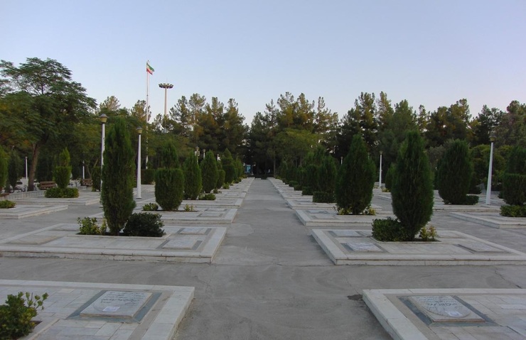 فرماندار شهرستان مشهد با بیان اینکه ۱۳ معین اقتصادی فرهنگی در حاشیه شهر مشهد روزانه ۴۵ هزار ماسک تولید می‌کنند، گفت: طی جلسه‌ای مقرر شد آرامستان‌ها تعطیل شوند مگر برای اقوام درجه یک اموات که بخواهند برای تشییع در آرامستان حضور پیدا کنند.