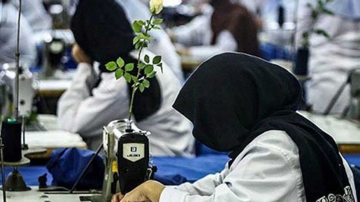 در حال حاضر وزارت تعاون، کار و رفاه اجتماعی اعلام کرده است که سه بسته حمایتی برای اقشار آسیب‌پذیر در نظر گرفته که زنان سرپرست خانوار به ویژه زنانی که از دستگاه‌های حمایتی دیگری بهره‌مند نیستند، برای دریافت این بسته‌ها در اولویت قرار گیرند.