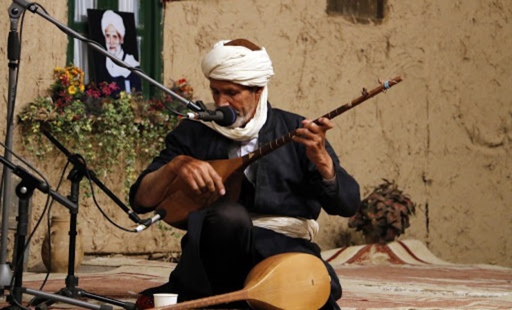 علی مغازه‌ای، کارشناس موسیقی نواحی درباره صندوق حمایت از هنرمندان می‌گوید: حاضریم سازهایمان را بفروشیم و به سهم خود کمک کنیم این صندوق نقش خود را در مقابل هنرمندان انجام دهد.