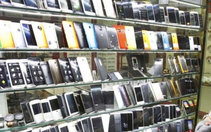 هزار واحد در حوزه فروش تلفن همراه در مشهد پروانه فعالیت دارند.