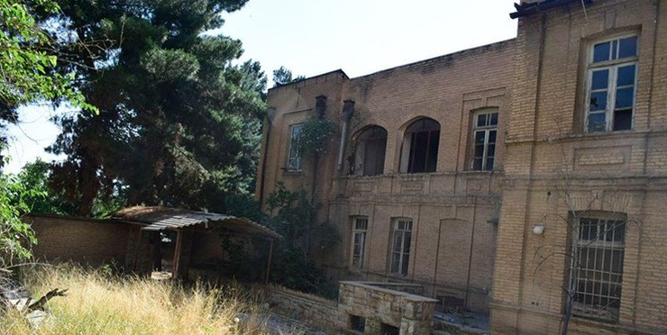 بیمارستان مسیح کرمانشاه، به دلایلی از فهرست آثار ملی ایران خارج شده و مالک آن درصدد تغییر کاربری آن بود که با مخالفت کمیسیون ماده پنج این امر محقق نشد؛ حالا این بنای تاریخی شب گذشته در آتش سوخت.