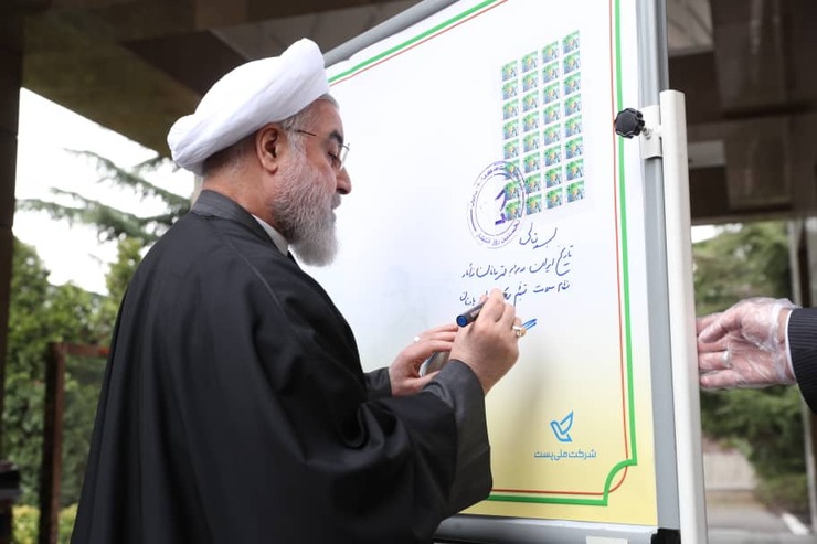 رئیس جمهور از تمبر یادبود تلاشگران خط مقدم مبارزه با ویروس کرونا رونمایی کرد.