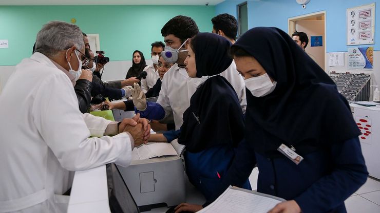 معاون بهداشت وزارت بهداشت گفت: از ظهر دیروز تا امروز و بر اساس نتایج آزمایشگاهی، ۱۱۹۲ بیمار جدید مبتلا به کووید۱۹ در کشور شناسایی شده است و ۵۷۱۰ نفر از بیماران بهبود یافته و ترخیص شدند.
