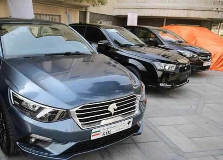 خودروسازان دیروز چهار خودروی جدیدشان را به حیاط دولت بردند تا دکترروحانی، رئیس‌جمهوری رسما از تولید آن‌ها رونمایی کند.