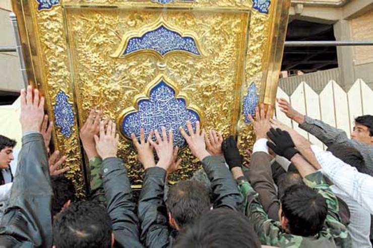 مدیر امور خدمه آستان قدس رضوی گفت: به زائران توصیه می‌شود هنگام تشرف به حرم مطهر رضوی از بوسیدن یا دست زدن به درها، شیشه‌ها و دستگیره‌های اماکن متبرکه خودداری کنند.