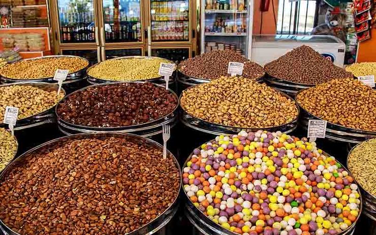 به دلیل بروز بیماری کرونا در چین، صادرات انواع آجیل و خشکبار از ایران کاهش یافت و این امر باعث فراوانی بیشتر این اقلام، کاهش قیمت و رونق بازار داخلی آن شده است.