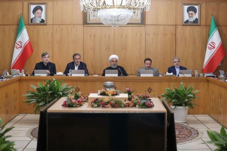 رییس جمهوری گفت: هیچ تصمیمی برای قرنطینه محل یا شهری مطرح نیست، تصمیم‌گیری در مورد تعطیلی و یا ایجاد هرگونه محدودیت به خاطر کرونا با ستاد ملی مبارزه با کرونا است.
