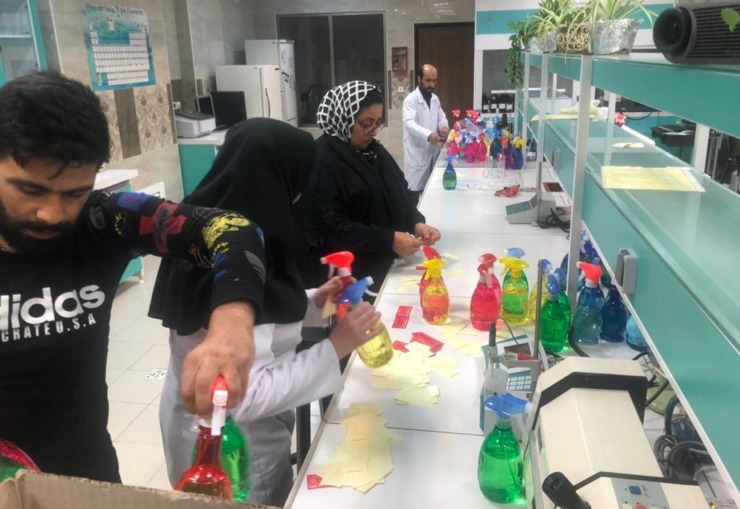 سمن‌های حوزه بهداشت و مجمع خیرین سلامت از روز گذشته تاکنون، ۲ هزار پک ضدعفونی کننده تهیه و در حاشیه شهر و مراکز خیریه توزیع کرده‌اند.