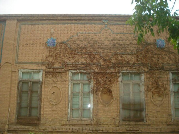 صاحبان  ملک تاریخی رئیس التجار نیشابور در روز انتخابات که همه مشغول فرآیند رای‌گیری بودند، اقدام به تخریب این ملک نمودند.
