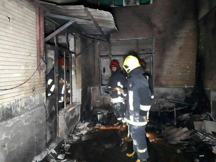 افسرنگهبان آتش‌نشانی شهرداری مشهد از عملیات آتشنشانان برای مهار آتش‌سوزی توام با انفجار منزل مسکونی در بولوار مجلسی این شهر  خبر داد