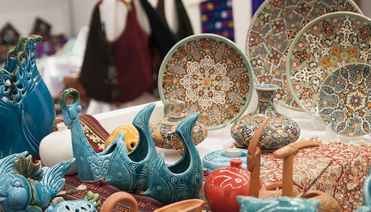دهمین نمایشگاه سراسری صنایع دستی و هنرهای سنتی با حضور علی اصغر مونسان معاون رئیس جمهوری و رئیس سازمان میراث فرهنگی، صنایع دستی و گردشگری عصر پنجشنبه با برگزاری آیینی در مشهد گشایش یافت.