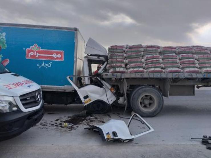 افسرنگهبان آتش نشانی مشهد از عملیات آتش نشانان برای نجات راننده کامیونت گرفتار در سانحه رانندگی در اتوبان کمربند سبز در حومه شهر مشهد خبر داد.