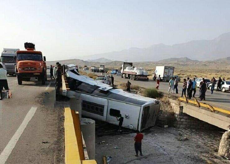 بامداد امروز حادثه انحراف اتوبوس در شاهرود، شماری از هم‌وطنانمان را مصدوم و راهی بیمارستان کرد که از شمار مصدومان دو آمار متفاوت هفت و ۲۳ نفری درباره مجروحان از سوی مسؤولان ارائه شده است.