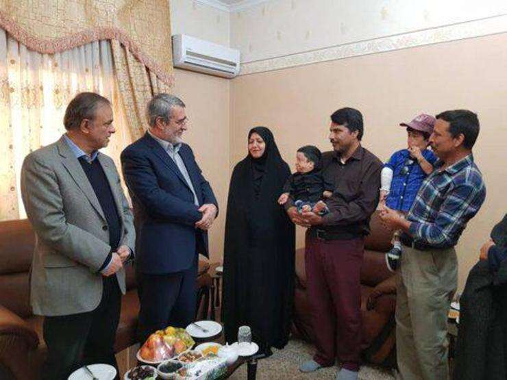 کوتاه قامت‌ترین مرد ایران با وزیر کشور در مشهد دیدار و گفتگو کرد.