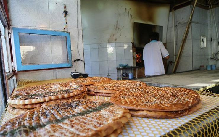  رئیس اداره بازرگانی داخلی سازمان صنعت، معدن و تجارت خراسان رضوی گفت: نرخ‌های جدید برای نانوایی‌های نیمه یارانه‌ای (آزادپز) در مشهد توسط کمیسیون آرد و نان استان در حال بررسی است و به زودی اعلام می‌شود.