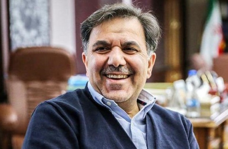 سال ۷۵ بود و من وزیر مسکن و شهرسازی بودم. یک روز تصمیم گرفتم که یک‌شب را تا سحر در پیش‌خوان یکی از حجره‌ی صحن امام رضا (ع) بگذرانم.