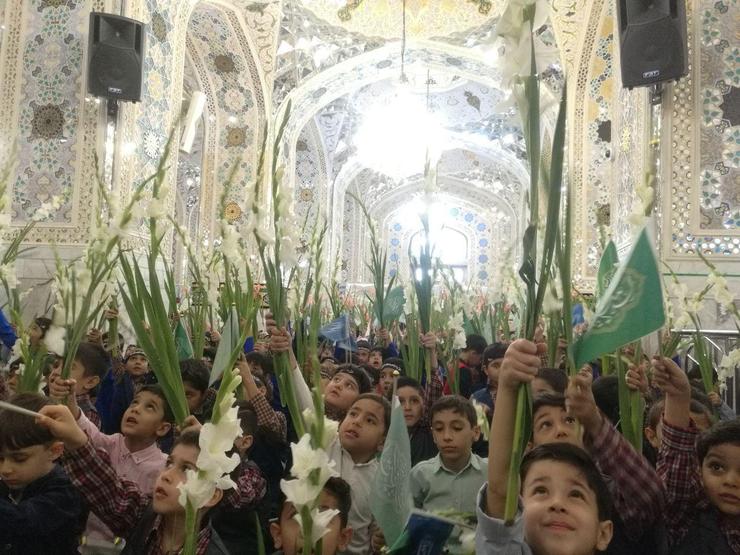 مراسم جشن شکوفه‌ها و غنچه‌ها روز یکشنبه با حضور ۷۰۰ دانش آموز کلاس اولی و پیش دبستانی مشهد به نمایندگی از دانش آموزان استان خراسان رضوی در رواق دارالهدایه حرم مطهر رضوی برگزار شد.