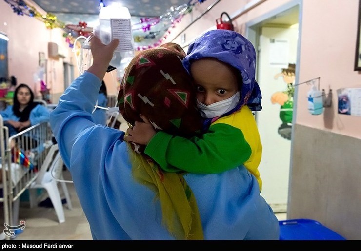 مدیر داروی دانشگاه علوم پزشکی مشهد گفت: بر اثر ذخیره کردن دارو کمبودهایی در زمینه برخی داروها مانند «وارفارین» مورد نیاز بیماران قلبی و «وین کریستین» مورد استفاده بیماران سرطان خون کودکان ایجاد شده است.