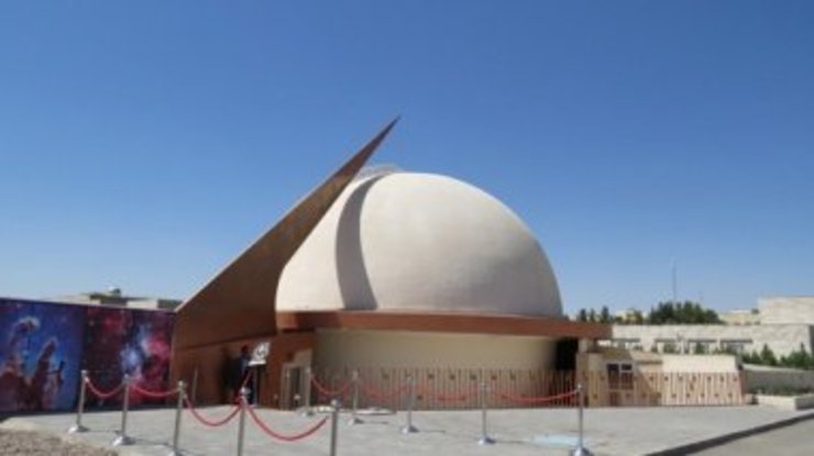 مدیر افلاک‌نمای دانشگاه فردوسی گفت: این افلاک‌نما با محصولات خارجی خودش برابری می‌کند به‌طوری که با همان دانش فنی کامل و جامع هستیم ولی باید قطعات بهتری برای رقابت داشته باشیم .