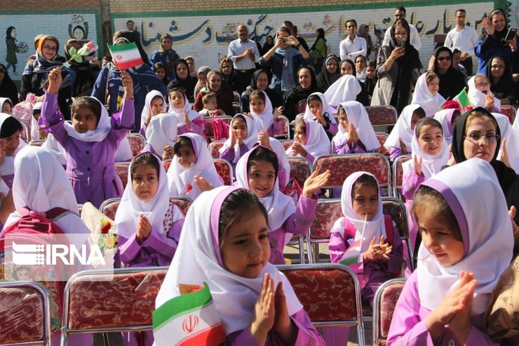 سال تحصیلی ۹۹-۹۸ با نواختن زنگ مهر و زنگ ایثار به مناسبت هفته دفاع مقدس در مدارس استان خراسان رضوی آغاز شد.