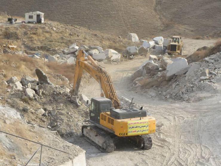 در پی تخریب تعدادی از سنگ نگاره‌های تاریخی محدوده شهرستان بینالود (طرقبه شاندیز)، با دستور دادستان شهرستان بینالود، یگان حفاظت میراث فرهنگی خراسان رضوی، اموال موجود در معدن واقع در محدوده این سنگ نگاره‌ها را توقیف و این معدن را پلمب کرد.